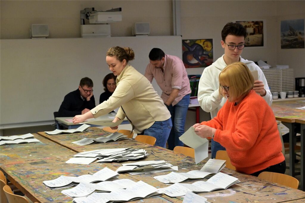 Bundestagswahl am 23. Februar 2025: Nach 18 Uhr wurden die Stimmen ausgezählt, hier in der Käthe-Kollwitz-Gesamtschule in Lünen-Süd. Das stadtweite Ergebnis war ein Erfolg für die AfD. 