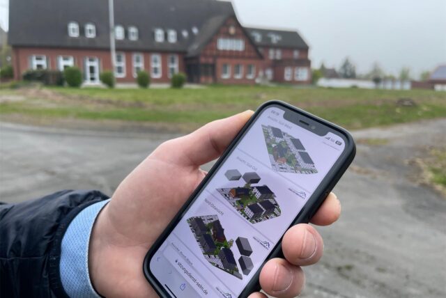 Drei Mehrfamilienhäuser mit jeweils drei Vollgeschossen sollen auf dem Gelände vor Haus Kreutzkamp (siehe Foto) entstehen. Auf dem Handy sind die geplanten Baukörper zu sehen, die vom Cappenberger Damm den Blick auf das historische Gebäude versperren werden.