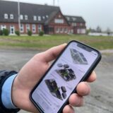 Drei Mehrfamilienhäuser mit jeweils drei Vollgeschossen sollen auf dem Gelände vor Haus Kreutzkamp (siehe Foto) entstehen. Auf dem Handy sind die geplanten Baukörper zu sehen, die vom Cappenberger Damm den Blick auf das historische Gebäude versperren werden.