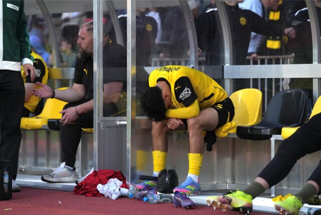 Ein Spieler der BVB-U23 sitzt enttäuscht auf der Bank.