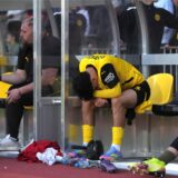 Ein Spieler der BVB-U23 sitzt enttäuscht auf der Bank.