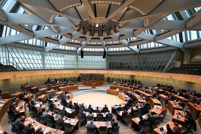 Der nordrhein-westfälische Landtag debattiert im Plenum.