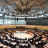 Der nordrhein-westfälische Landtag debattiert im Plenum.