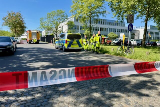 Eine Straße ist nahe einem Gebäude des Kommandos Cyber- und Informationsraum der Bundeswehr abgesperrt.