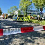 Eine Straße ist nahe einem Gebäude des Kommandos Cyber- und Informationsraum der Bundeswehr abgesperrt.