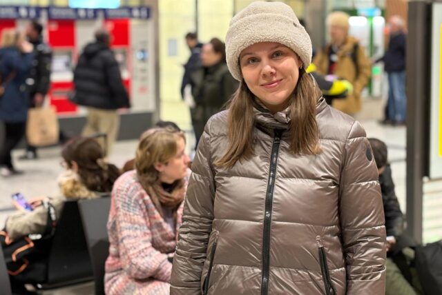 Tatiana Shkitina steht in der Vorhalle des Dortmunder Hauptbahnhofs.