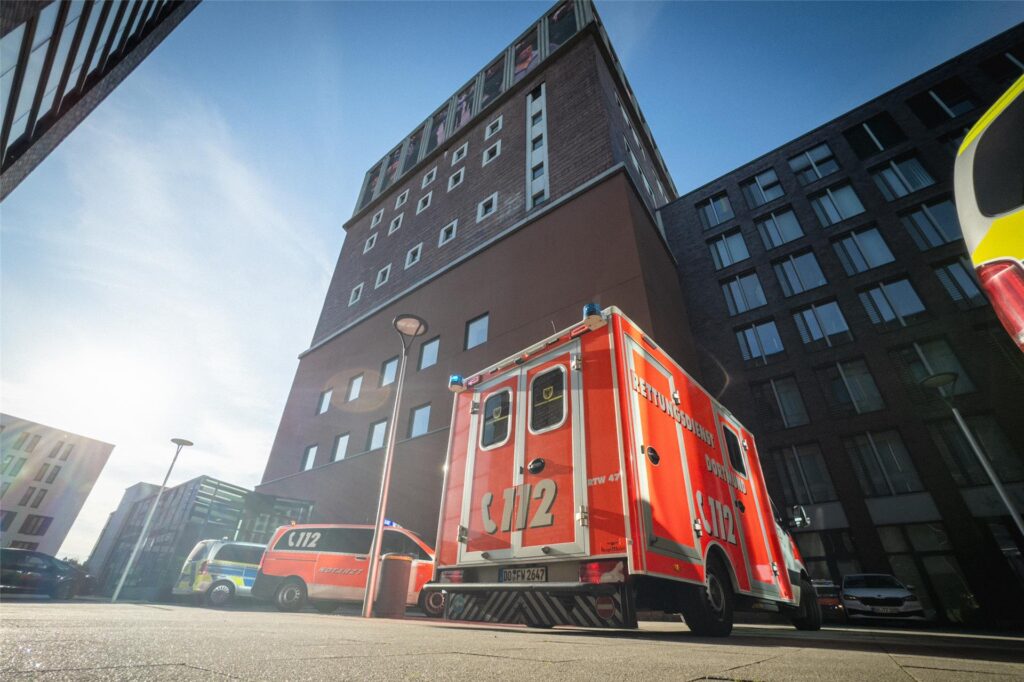 Einsatzfahrzeuge von Polizei und Rettungsdienst stehen vor dem Dortmunder U.
