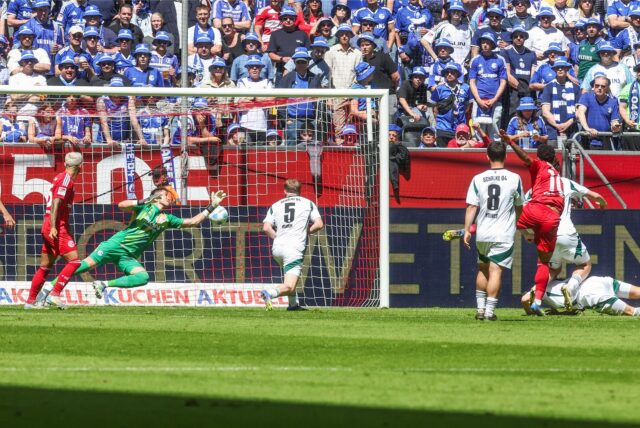 10.05.2025, Fussball, Saison 2024/2025, 2. Bundesliga, 33. Spieltag, Fortuna Düsseldorf – FC Schalke 04, Myron van Brederode (Fortuna Düsseldorf) – erzielt das vermeintliche Tor zum 1 zu 0.