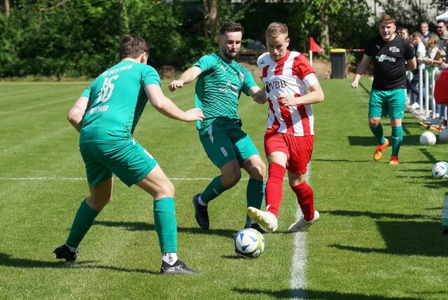 Ein Spieler passt den ball.