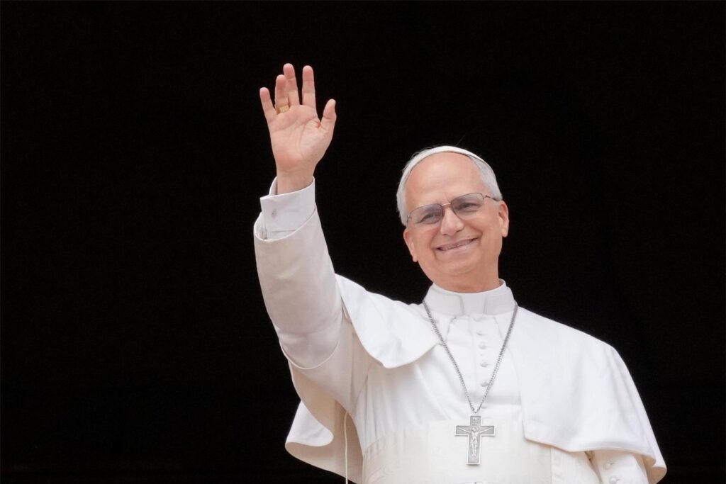 Papst Leo XIV. winkt auf dem Mittelbalkon des Petersdoms. Nach seiner Wahl zum neuen Oberhaupt der katholischen Kirche tritt der neue Papst Leo XIV. an diesem Sonntag auf dem Petersplatz an die Öffentlichkeit. Papst Leo XIV. winkt auf dem Mittelbalkon des Petersdoms. Nach seiner Wahl zum neuen Oberhaupt der katholischen Kirche tritt der neue Papst Leo XIV. an diesem Sonntag auf dem Petersplatz an die Öffentlichkeit.