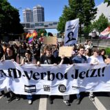 Menschen demonstrieren beim bundesweiten Aktionstag «Keine Ausreden mehr – AfD-Verbot jetzt!» und ziehen mit einem Banner mit der Aufschrift „AfD-Verbot Jetzt!“ durch die Stadt.