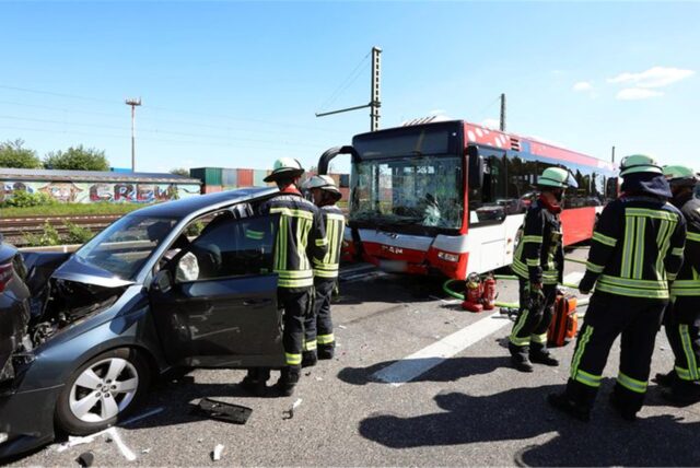 Unfall BlaulichtNach dem Busunfall bei Sankt Augustin ist die A59 in Fahrtrichtung Köln gesperrt worden.