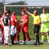 Schiedsrichter Rachid Kaichouh zeigt Frömerns Linus Röber die Rote Karte.