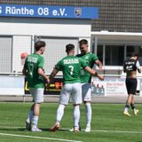 Serhat Yilmaz (M.) jubelt mit seinen Mitspielern.