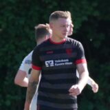 Finn Drücker vom Werner SC blickt nach dem Treffer von SC Altenrheine enttäuscht zu Boden.