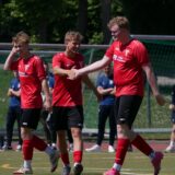 Tim Hoppe klatscht mit Julian Büscher ab.