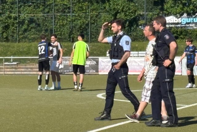 Die Polizei läuft auf dem Spielfeld.