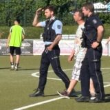 Die Polizei läuft auf dem Spielfeld.