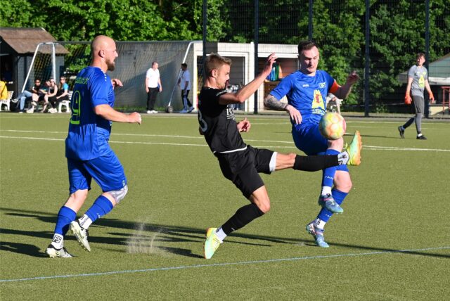 Spielszene aus dem letzten Derby zwischen dem Kamener SC und dem VfL Kamen.