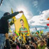 Menschen nehmen im März an der zentralen Feier in Frankfurt zum kurdischen Neujahrsfest «Newroz»  teil und schwenken dabei Fahnen