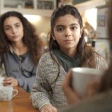 Eine Szene aus der Polizeiruf-Folge Widerfahrnis: Die Schauspielerinnen Rona Özkan und Soraya Maria Efe aus Dortmund sitzen an einem Küchentisch.