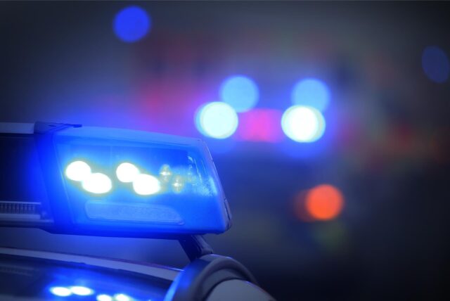 Das Blaulicht eines Polizeiwagens im Dunkeln