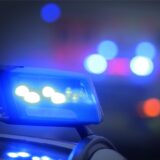 Das Blaulicht eines Polizeiwagens im Dunkeln