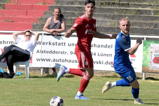 Denis Czarnecki schaut auf den Ball.