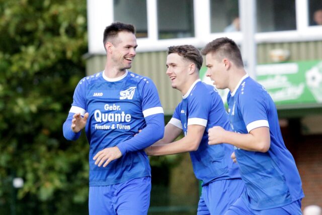 Jan Rabitsch (l.) jubelt mit dem SV Südkirchen.