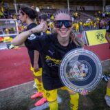 Die Spielerinnen von Borussia Dortmund feiern den Aufstieg in die Regionalliga.