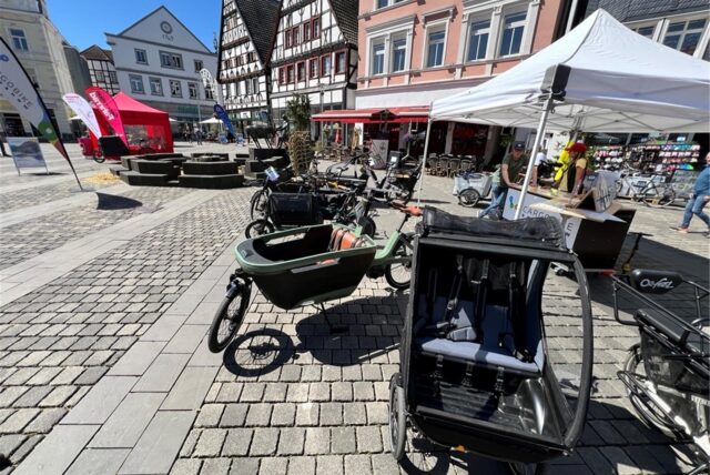 Es sind mehrere E-Lastenräder zu sehen, die auf dem Marktplatz in Unna stehen.