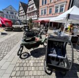Es sind mehrere E-Lastenräder zu sehen, die auf dem Marktplatz in Unna stehen.