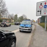 Die Polizei Dortmund kontrolliert auf der Brackeler Straße ein schwarzes Auto.