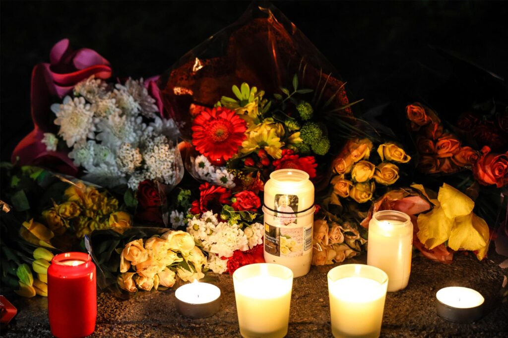 Am Spielplatz am Papenbusch in Menden erinnert ein Meer aus Kerzen und Blumen an die tödliche Messerattacke. Am Spielplatz am Papenbusch in Menden erinnert ein Meer aus Kerzen und Blumen an die tödliche Messerattacke.