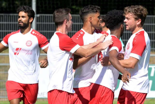 Spieler von BV Lünen jubeln gemeinsam.