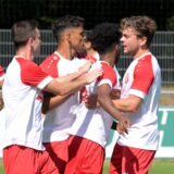 Spieler von BV Lünen jubeln gemeinsam.