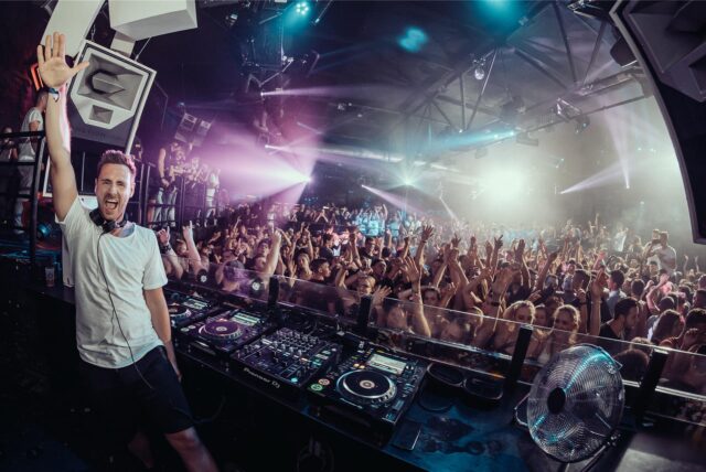 Oliver Magenta, hier bei einem Auftritt im Kölner Bootshaus, ist einer der DJs, die am Stadtfest-Freitag auflegen werden.