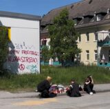 Am Spielplatz im Papenbusch wurden die Jugendlichen schwer verletzt aufgefunden – einer starb später im Krankenhaus.