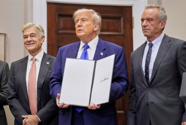 US-Präsident Donald Trump (M), zeigt neben Mehmet Oz (l), Leiter der staatlichen Gesundheitssysteme Medicare und Medicaid, und US-Gesundheitsminister Robert F. Kennedy Jr eine Durchführungsverordnung im Zusammenhang mit Arzneimittelpreisen im Roosevelt Room des Weißen Hauses.