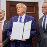US-Präsident Donald Trump (M), zeigt neben Mehmet Oz (l), Leiter der staatlichen Gesundheitssysteme Medicare und Medicaid, und US-Gesundheitsminister Robert F. Kennedy Jr eine Durchführungsverordnung im Zusammenhang mit Arzneimittelpreisen im Roosevelt Room des Weißen Hauses.