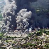 Eine riesige Rauchwolke steigt am 13.05.2000 aus der Feuerwerksfabrik in der niederländischen Grenzstadt Enschede auf.