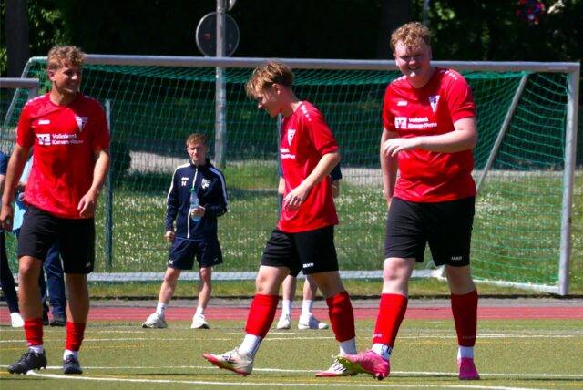 Drei Spieler vom Werner SC II: Tim Hoppe (l.) und Julian Büscher (r.).