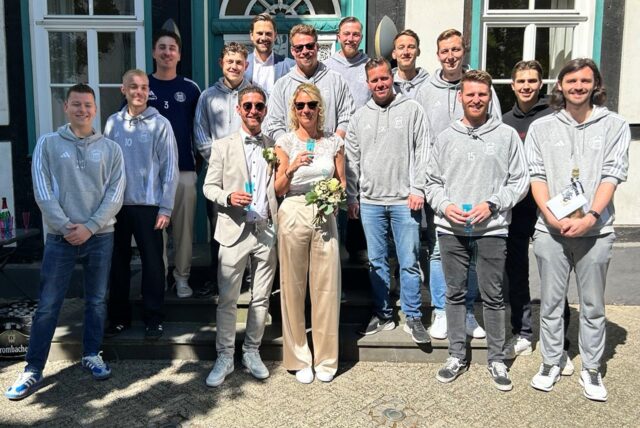 Manuel (vorne, M.) und Anna Schultz haben sich am Freitag (9. Mai) in Unna das Ja-Wort gegeben. Mit ihnen feierten unter anderem Manuels Mitspieler von BR Billmerich.