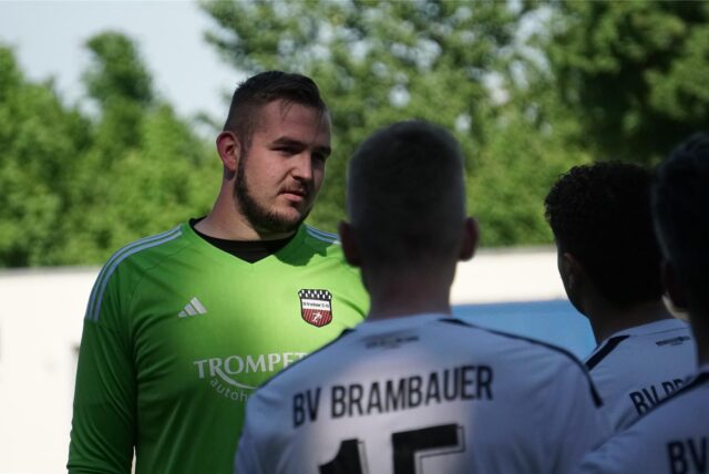 Tom Borkowiak im Gespräch mit Mitspielern.