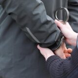 Einem Mann werden Handschellen angelegt.