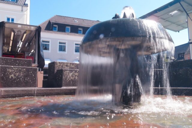 Zum Wochenmarkt am Dienstag sprudelte im Eselsbrunnen wieder klares Wasser in ein ansonsten freies Becken. Die Reinigung der Anlage hat die Stadt Unna vermutlich mehrere Hundert Euro gekostet.