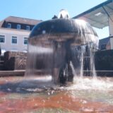 Zum Wochenmarkt am Dienstag sprudelte im Eselsbrunnen wieder klares Wasser in ein ansonsten freies Becken. Die Reinigung der Anlage hat die Stadt Unna vermutlich mehrere Hundert Euro gekostet.
