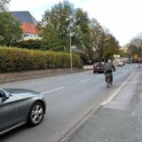Ein Radfahrer fährt auf der rechten Spur des Ostrings, mit einem Auto kurz hinter ihm.