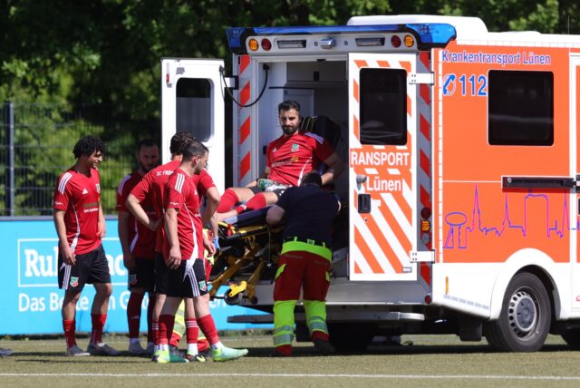 Sedat Sener im Krankenwagen.