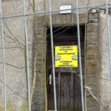 Ein Schild auf der Tür der einstigen Gaststätte „Emscherquelle“ warnt vor angeblich ausgelegtem Stacheldraht.